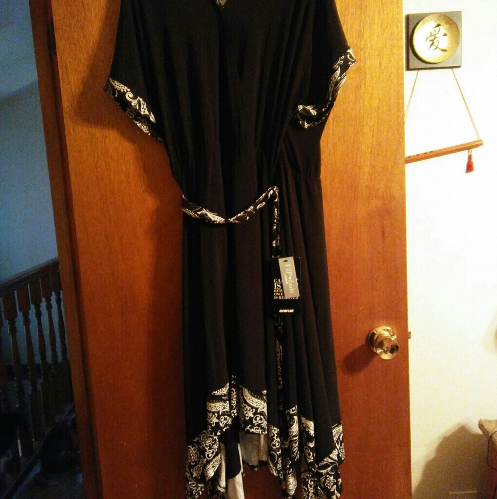 Avenue dress size 30/32 black and white NWT